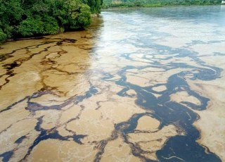 Vazamento de petróleo provoca emergência ambiental no Equador