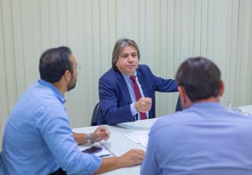 Deputado Caravina e prefeito Leandro discutem melhorias para o aeroporto de Nova Andradina na AGESUL