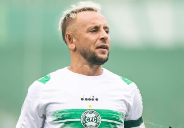 Rafinha vira desfalque do Coritiba em amistoso contra Santos de Neymar