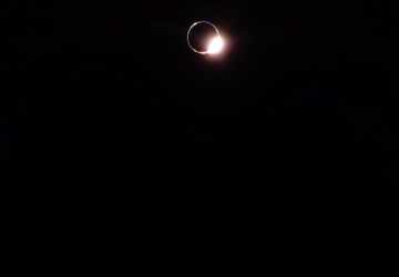 A melhor fotografia do eclipse foi tirada a partir da Lua; veja