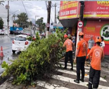 Chuva provoca alagamentos e faz São Sebastião adiar evento de Natal