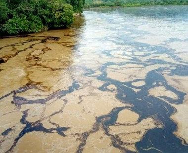 Vazamento de petróleo provoca emergência ambiental no Equador