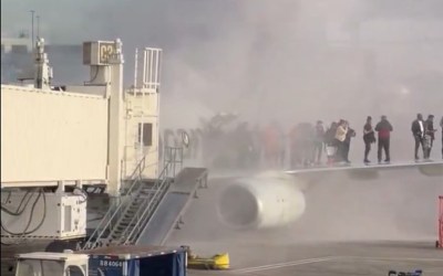 Avião pega fogo em aeroporto dos EUA, e passageiros se aglomeram em asa; veja vídeo