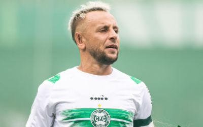 Rafinha vira desfalque do Coritiba em amistoso contra Santos de Neymar