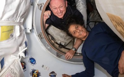 Astronautas cuja missão de 8 dias virou de 9 meses ficam mais perto de voltar à Terra