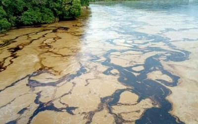 Vazamento de petróleo provoca emergência ambiental no Equador