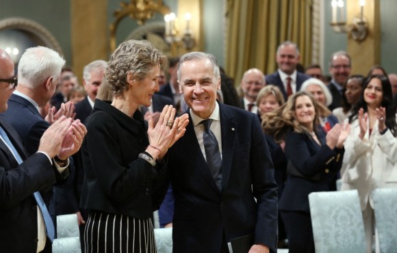 Mark Carney chama ideia de Trump de anexar Canadá aos EUA de 'loucura' ao tomar posse como primeiro-ministro