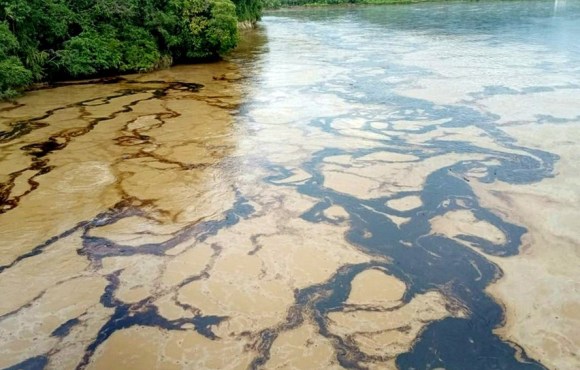 Vazamento de petróleo provoca emergência ambiental no Equador